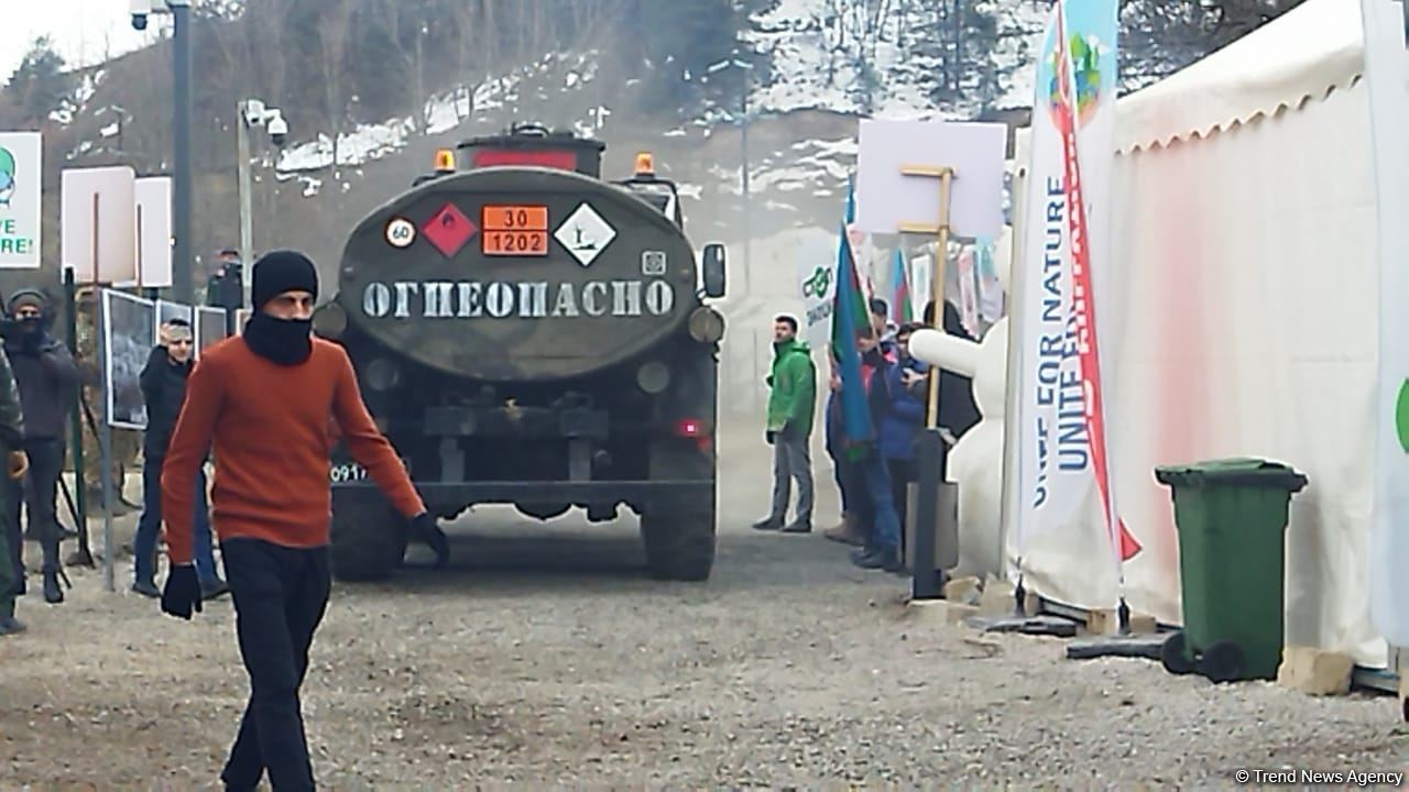 Trucks of Russian peacekeepers pass freely along Azerbaijan's Lachin-Khankendi road (PHOTO)