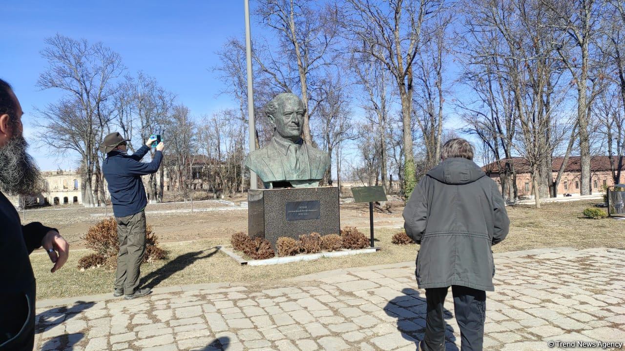 Internationally acclaimed travelers take city tour in Shusha (PHOTO)