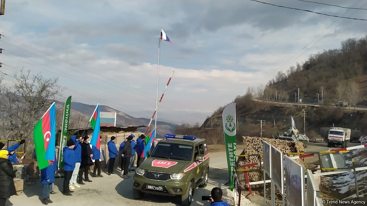 Supply vehicles of Russian peacekeepers pass freely along Azerbaijan's Lachin-Khankendi road (PHOTO)