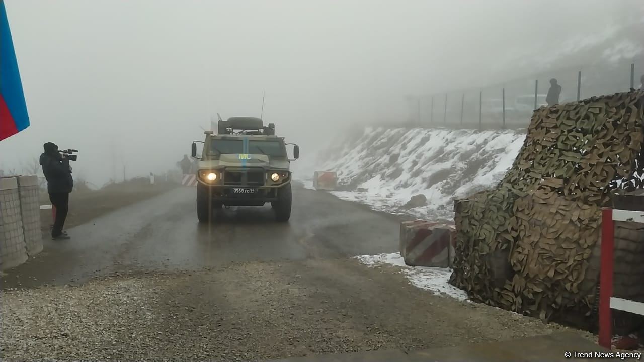 Vehicles of Russian peacekeepers move along Azerbaijan's Lachin-Khankendi road (PHOTO)