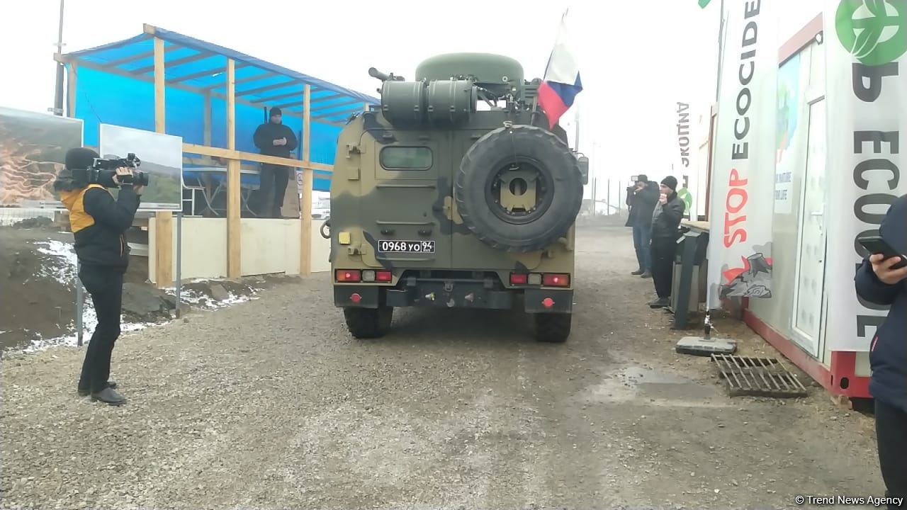 Vehicles of Russian peacekeepers move along Azerbaijan's Lachin-Khankendi road (PHOTO)