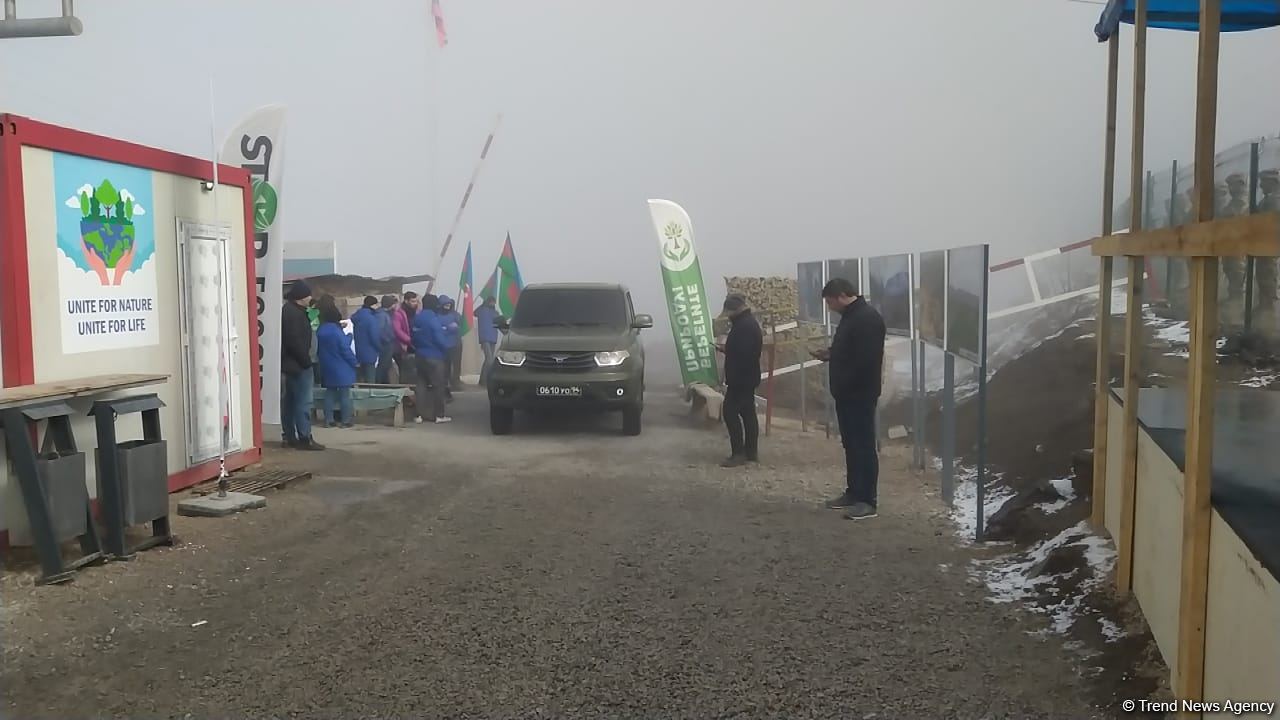 Vehicles of Russian peacekeepers move along Azerbaijan's Lachin-Khankendi road (PHOTO)