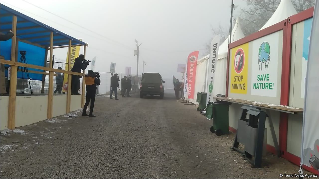 Vehicles of Russian peacekeepers move along Azerbaijan's Lachin-Khankendi road (PHOTO)