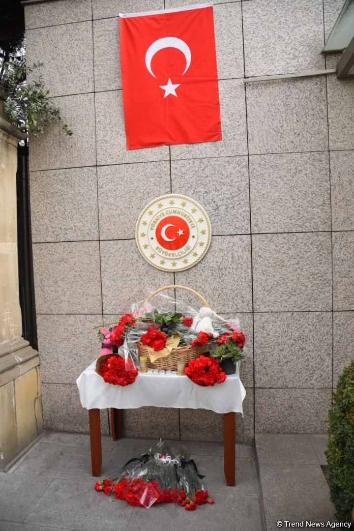 Azerbaijani citizens honor memory of victims of earthquake in Türkiye (PHOTO/VIDEO)