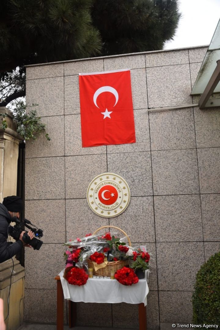 Azerbaijani citizens honor memory of victims of earthquake in Türkiye (PHOTO/VIDEO)