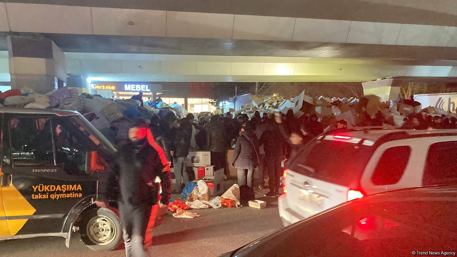 Azerbaijanis continue collecting humanitarian aid for Türkiye at night hours (PHOTO/VIDEO)