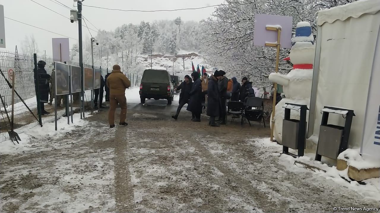 Cars of Russian peacekeepers pass freely along Azerbaijan's Lachin-Khankendi road (PHOTO)