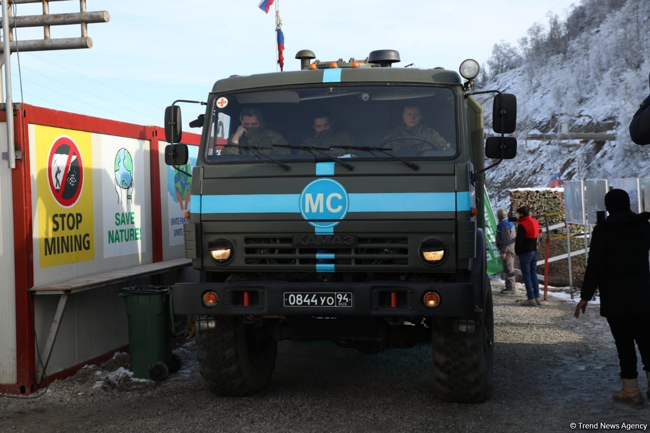 Vehicles of Russian peacekeepers pass freely along Azerbaijan's Lachin-Khankendi road (PHOTO)