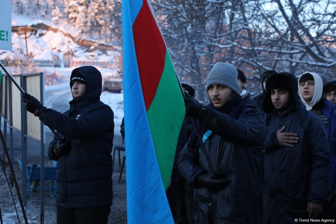 Peaceful protest of Azerbaijani eco-activists continues on Lachin-Khankendi road (PHOTO)