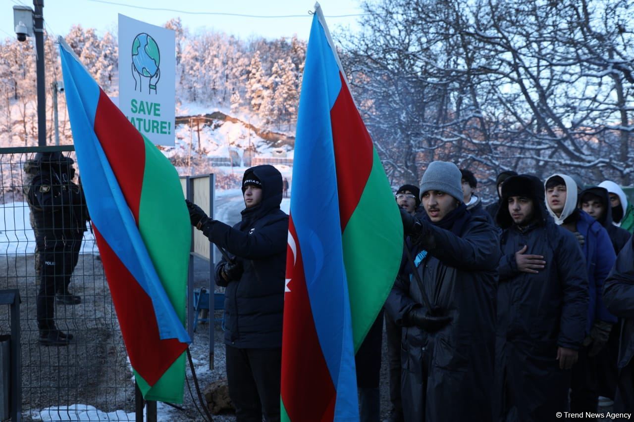 Peaceful protest of Azerbaijani eco-activists continues on Lachin-Khankendi road (PHOTO)