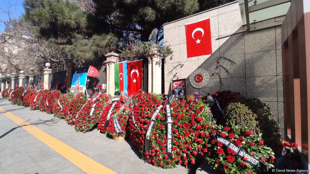 Azerbaijani citizens commemorate earthquake victims in front of Turkish embassy (PHOTO)