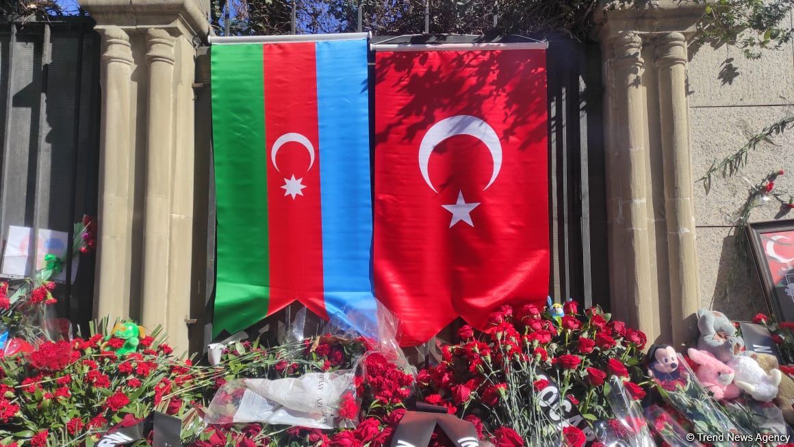 Azerbaijani citizens commemorate earthquake victims in front of Turkish embassy (PHOTO)