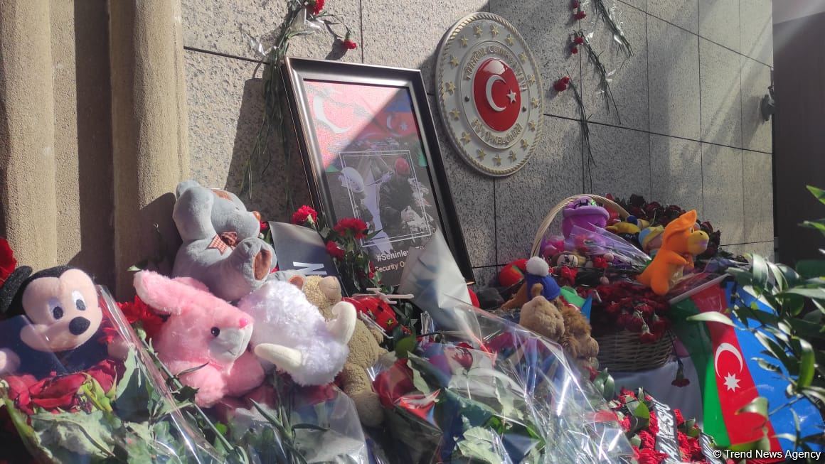 Azerbaijani citizens commemorate earthquake victims in front of Turkish embassy (PHOTO)