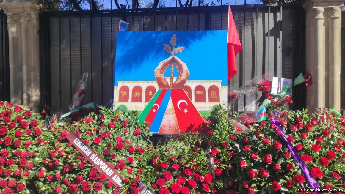 Azerbaijani citizens commemorate earthquake victims in front of Turkish embassy (PHOTO)