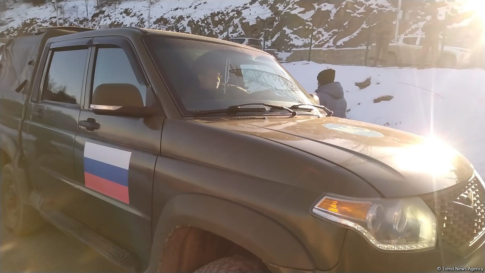 Vehicle of Russian peacekeepers moves freely along Azerbaijan's Lachin-Khankendi road (PHOTO)