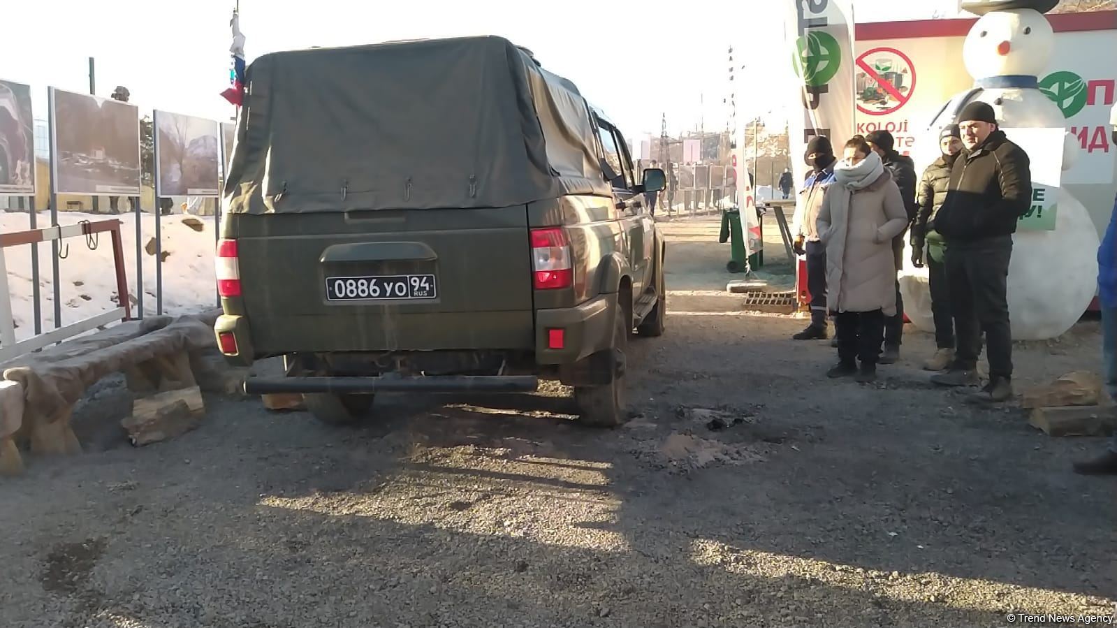 Vehicle of Russian peacekeepers moves freely along Azerbaijan's Lachin-Khankendi road (PHOTO)