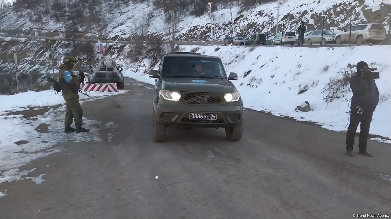 Vehicle of Russian peacekeepers moves freely along Azerbaijan's Lachin-Khankendi road (PHOTO)