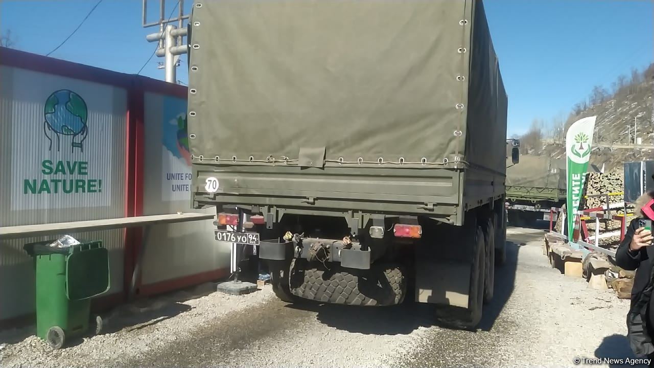 Over dozen supply vehicles of Russian peacekeepers pass freely along Azerbaijan's Lachin-Khankendi road (PHOTO)