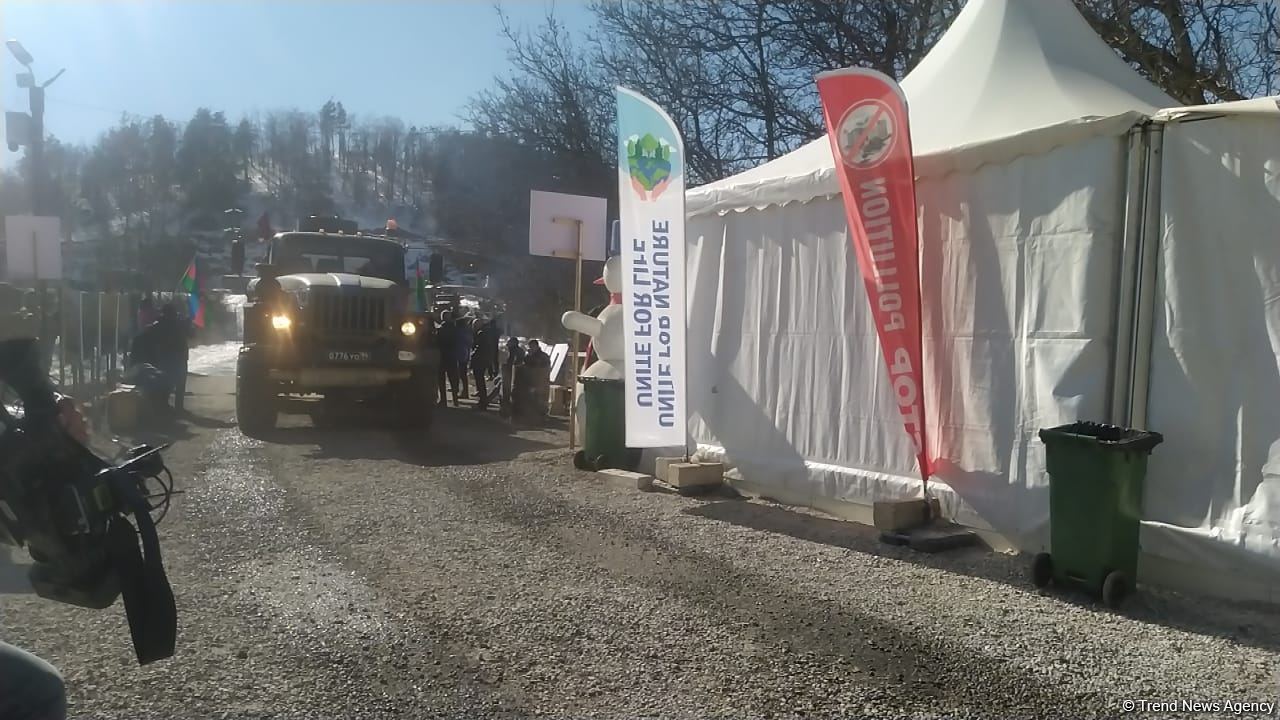 Over dozen supply vehicles of Russian peacekeepers pass freely along Azerbaijan's Lachin-Khankendi road (PHOTO)