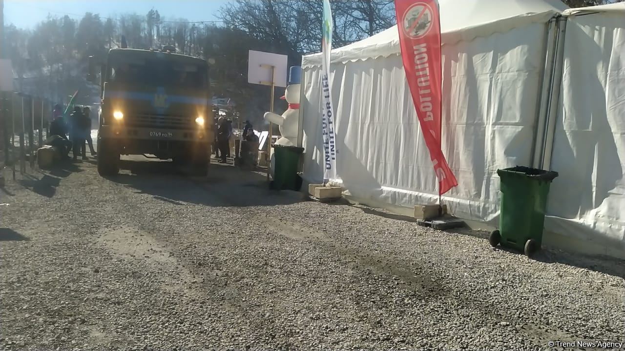 Over dozen supply vehicles of Russian peacekeepers pass freely along Azerbaijan's Lachin-Khankendi road (PHOTO)