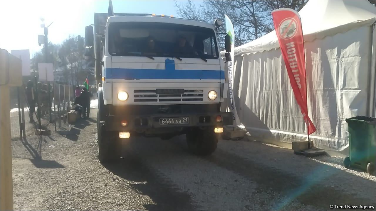 Over dozen supply vehicles of Russian peacekeepers pass freely along Azerbaijan's Lachin-Khankendi road (PHOTO)