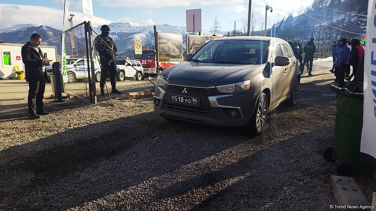 Vehicles of Russian peacekeepers pass freely along Azerbaijan's Lachin-Khankendi road (PHOTO)