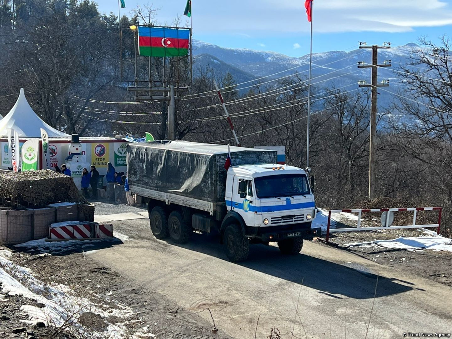 Vehicles of Russian peacekeepers continue moving freely along Azerbaijan's Lachin-Khankendi road (PHOTO)