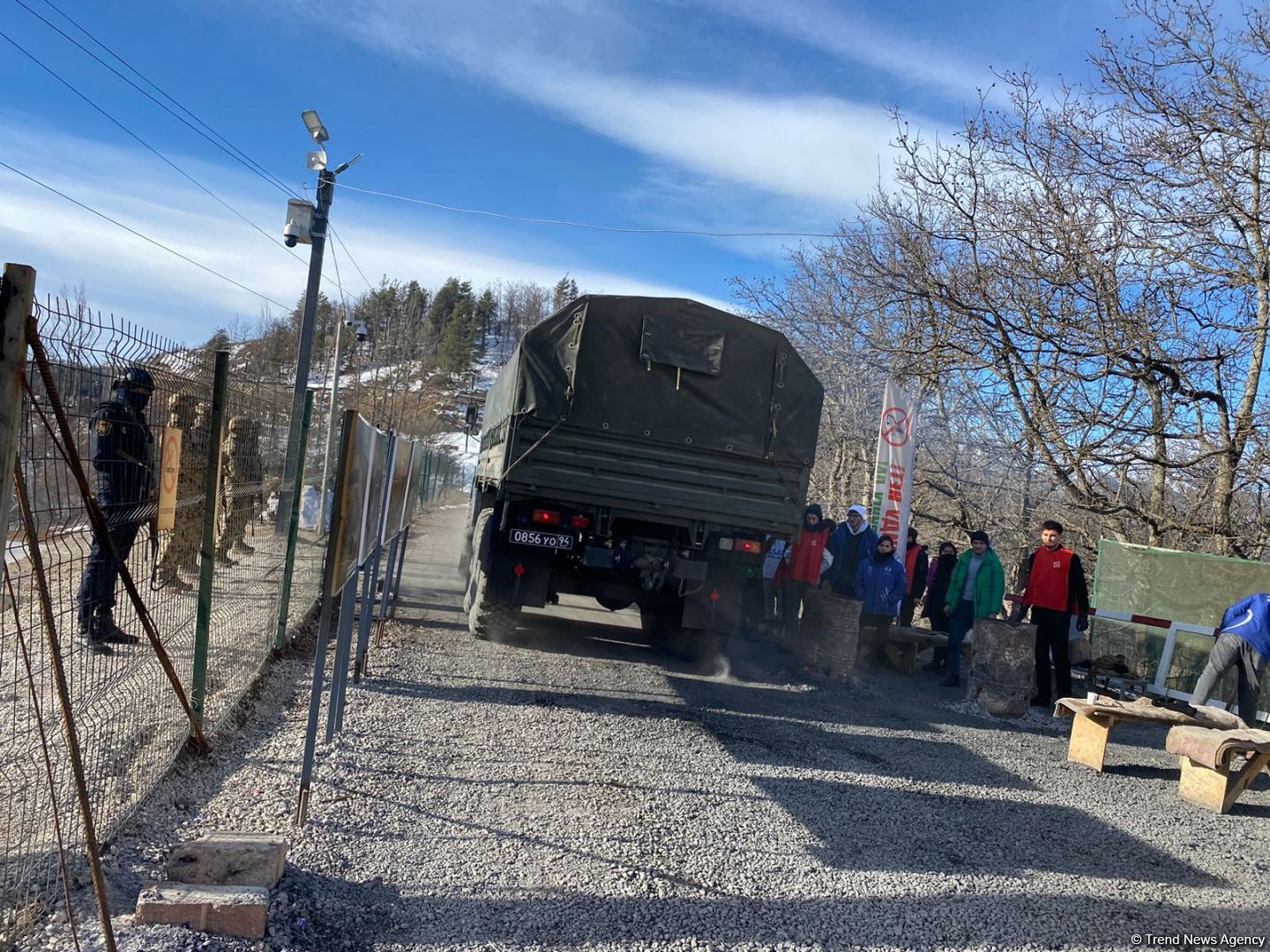 Two more vehicles of Russian peacekeepers move freely along Azerbaijan's Lachin-Khankendi road (PHOTO)