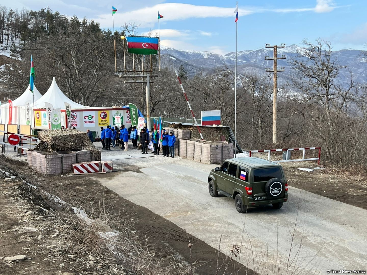 Vehicles of Russian peacekeepers pass freely along Azerbaijan's Lachin-Khankendi road (PHOTO)