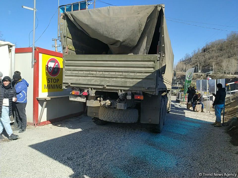 Trucks of Russian peacekeepers move freely along Azerbaijani Lachin-Khankendi road (PHOTO)