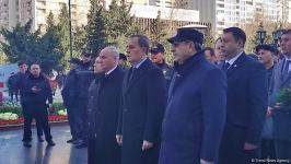 Azerbaijani FM visits Khojaly Genocide memorial (PHOTO)