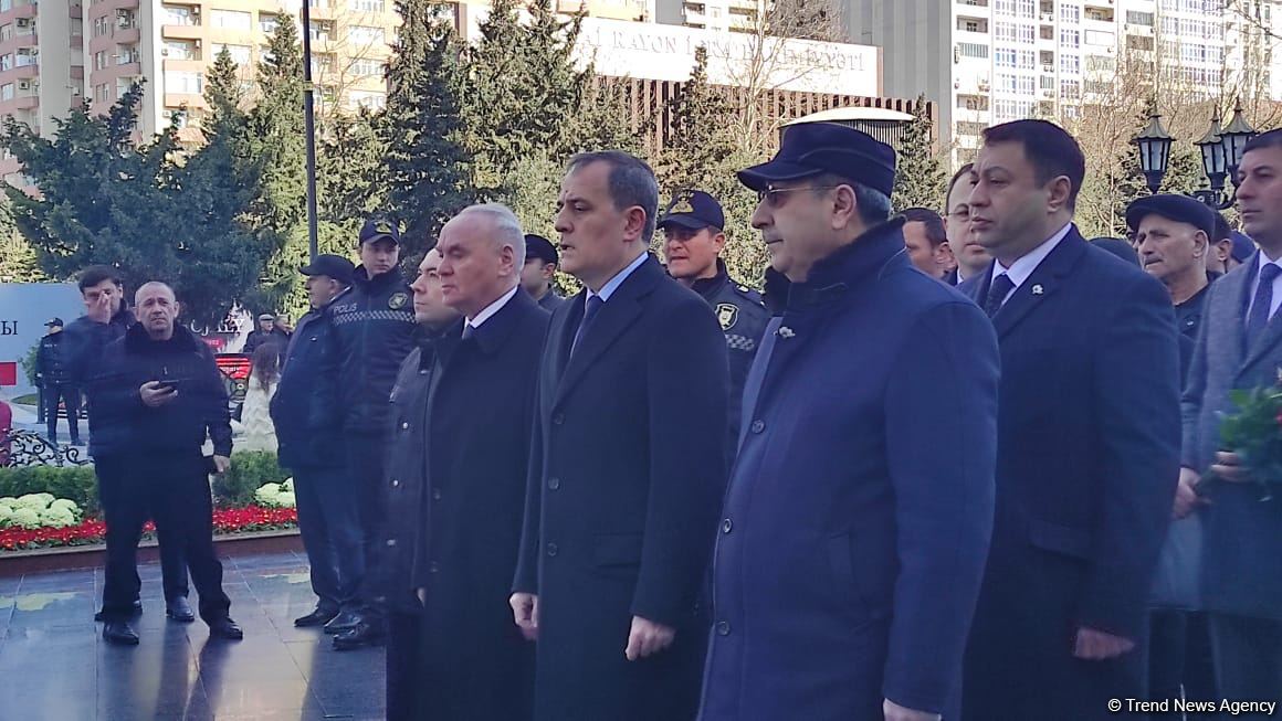 Azerbaijani FM visits Khojaly Genocide memorial (PHOTO)