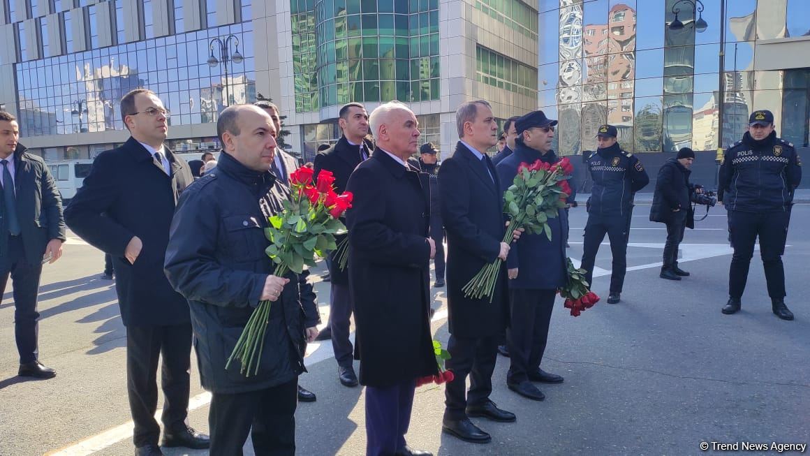 Azerbaijani FM visits Khojaly Genocide memorial (PHOTO)