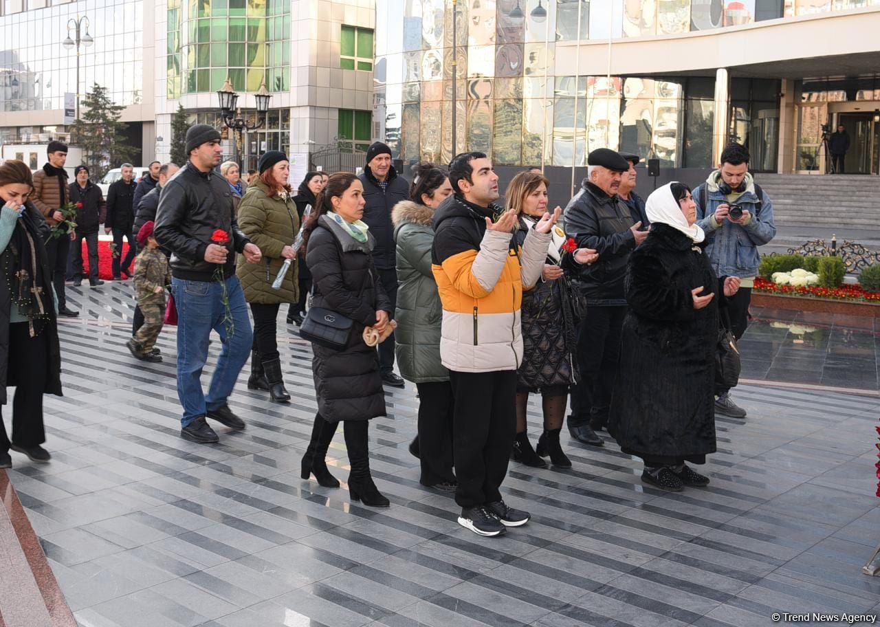 Azerbaijani people honor memory of Khojaly genocide victims (PHOTO)