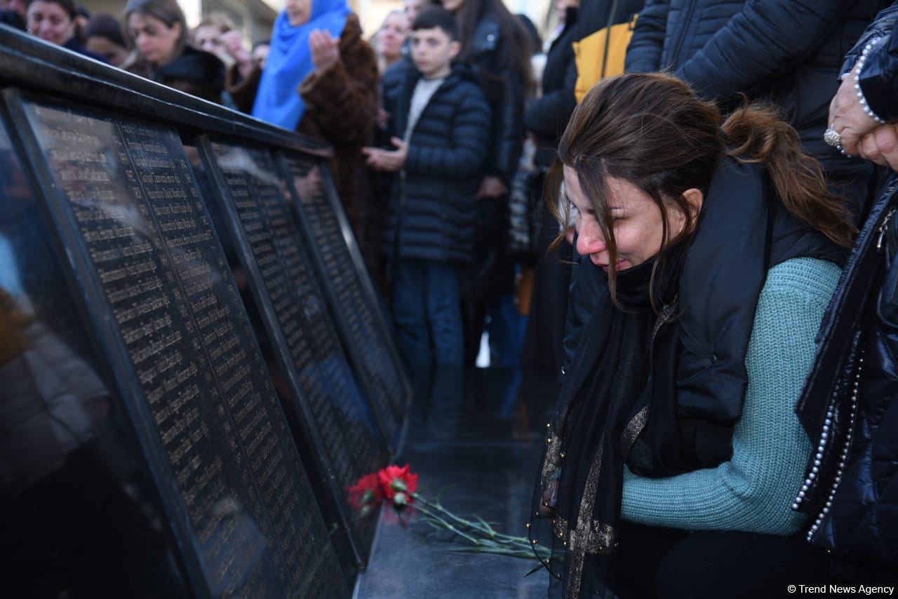 Azerbaijani people honor memory of Khojaly genocide victims (PHOTO)