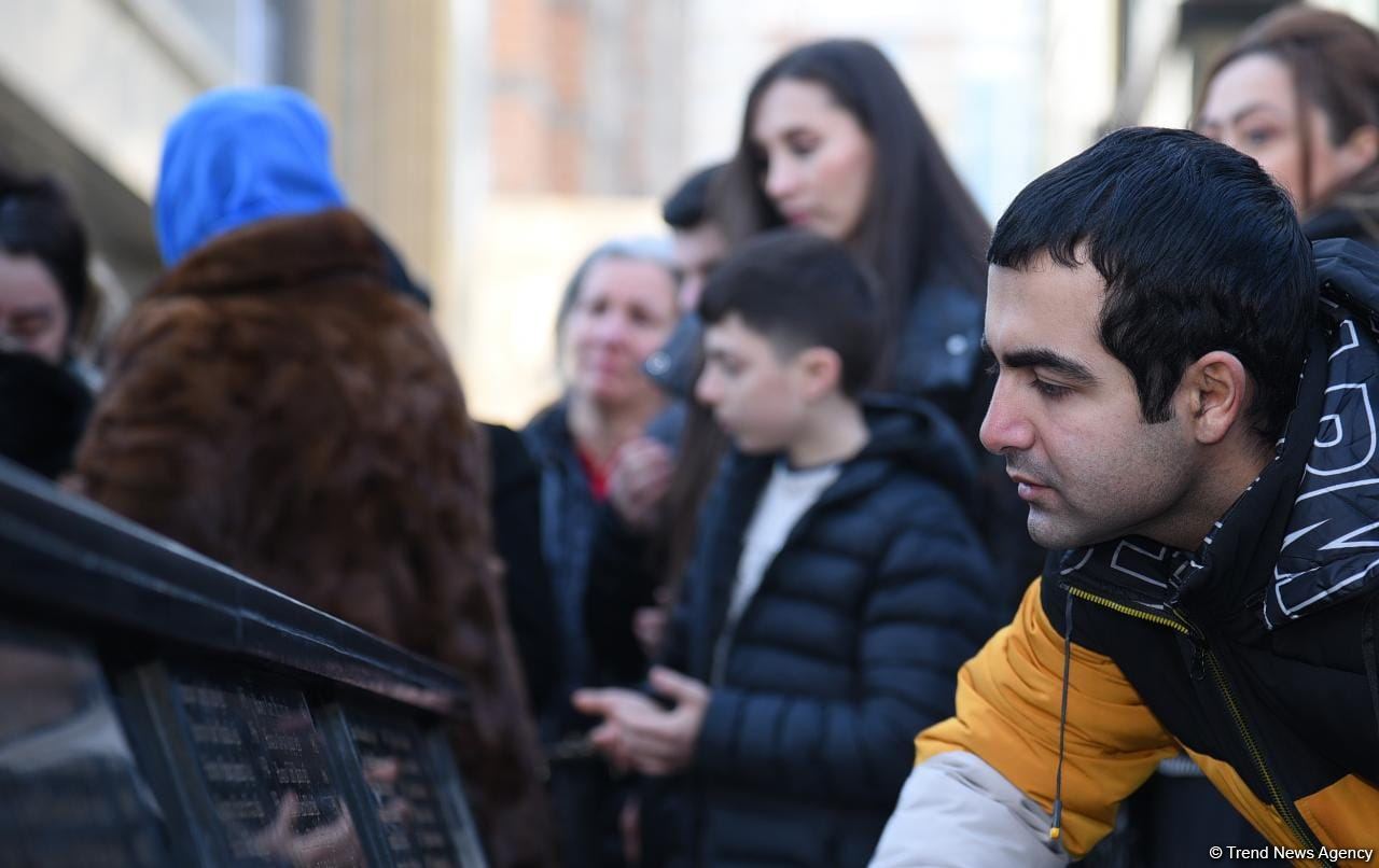 Azerbaijani people honor memory of Khojaly genocide victims (PHOTO)
