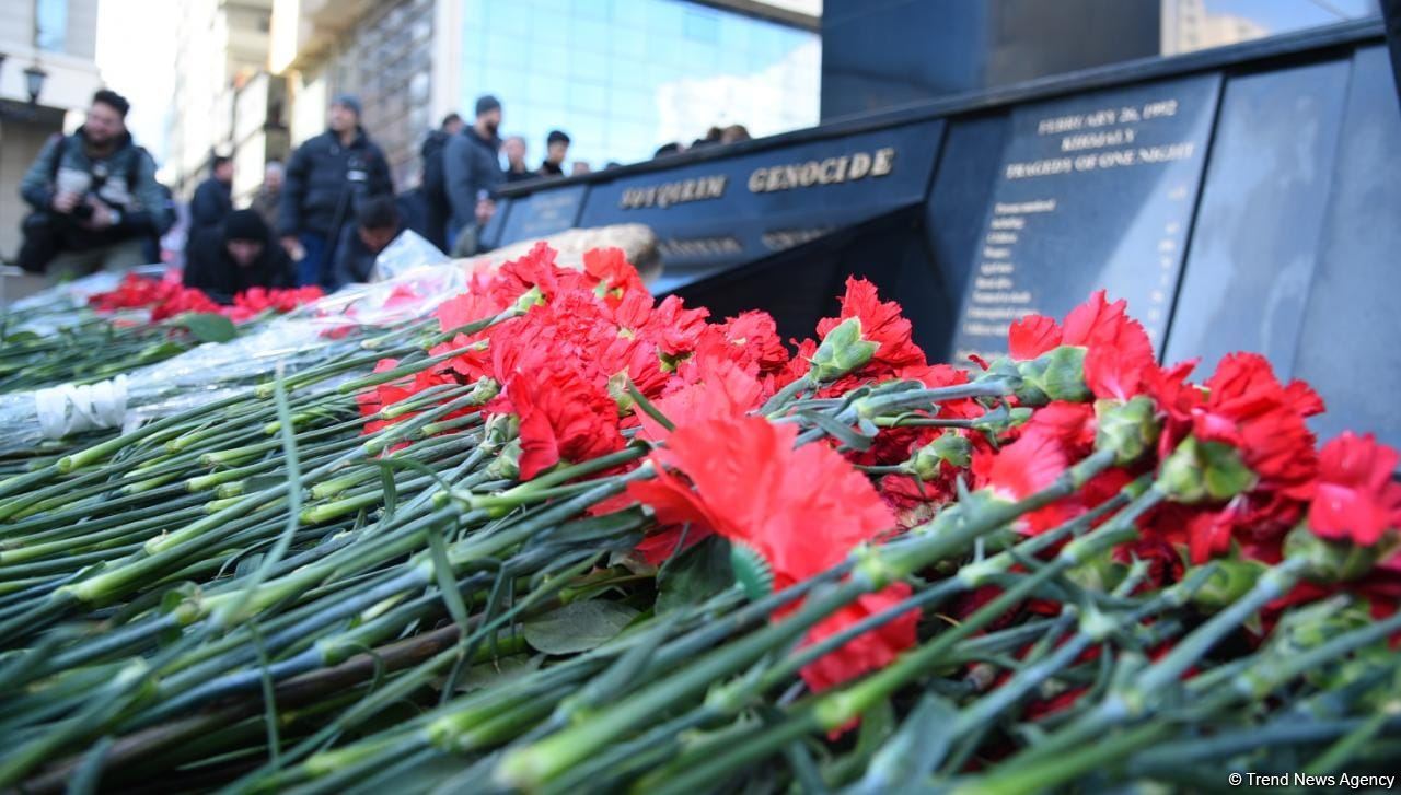 Azerbaijani people honor memory of Khojaly genocide victims (PHOTO)