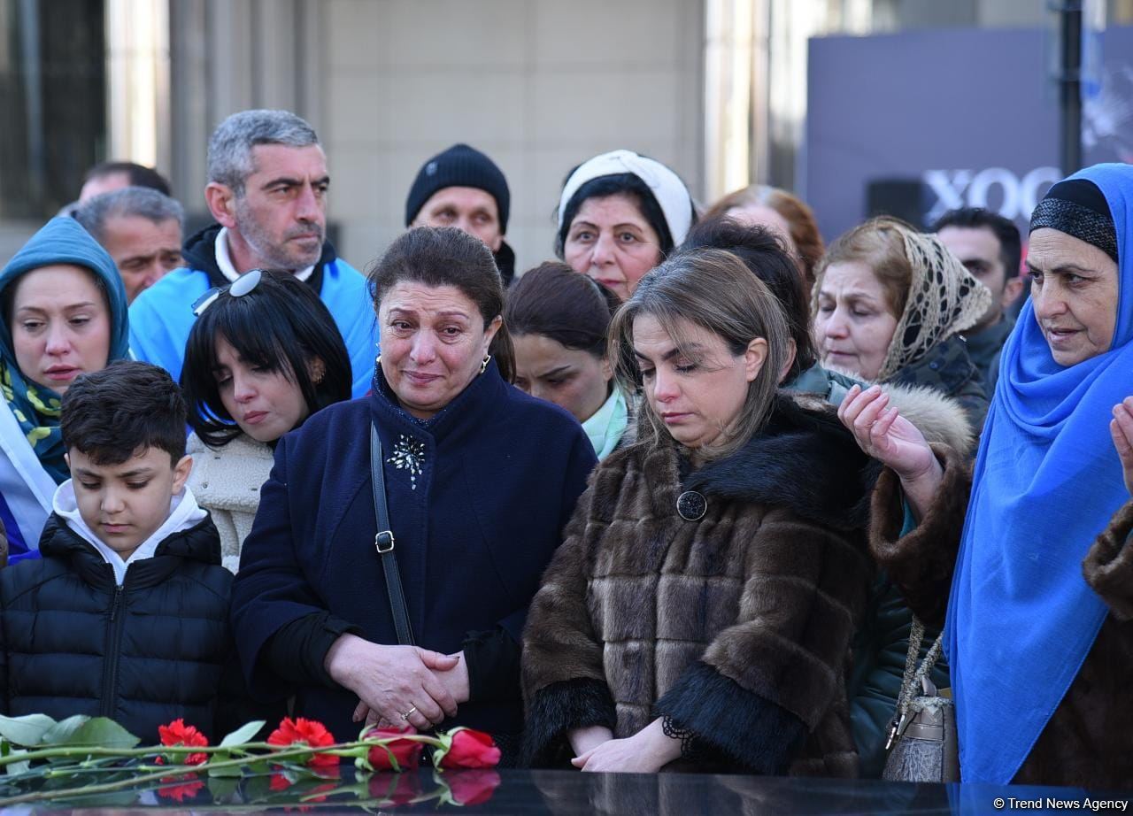 Azerbaijani people honor memory of Khojaly genocide victims (PHOTO)