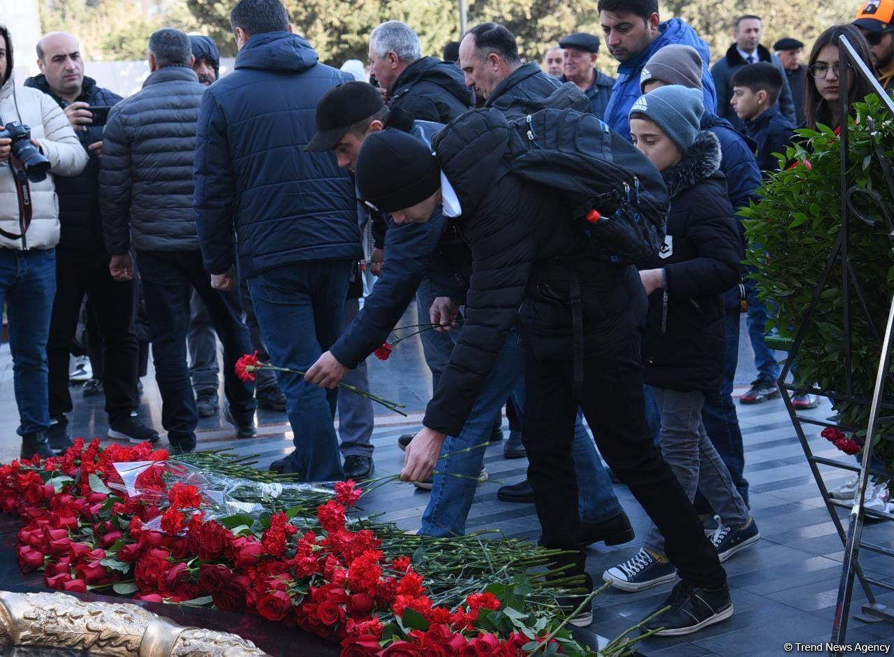 Azerbaijani people honor memory of Khojaly genocide victims (PHOTO)