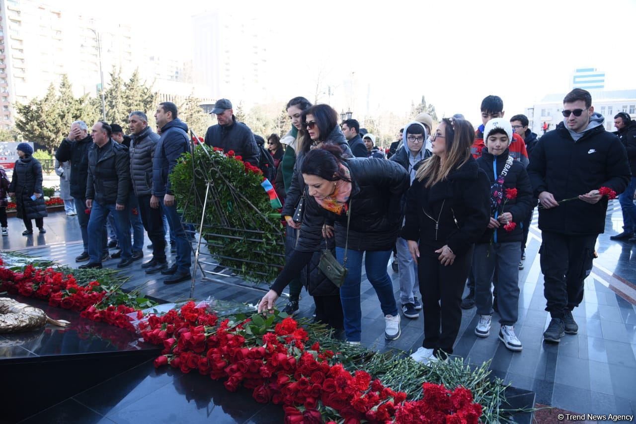 Azerbaijani people honor memory of Khojaly genocide victims (PHOTO)