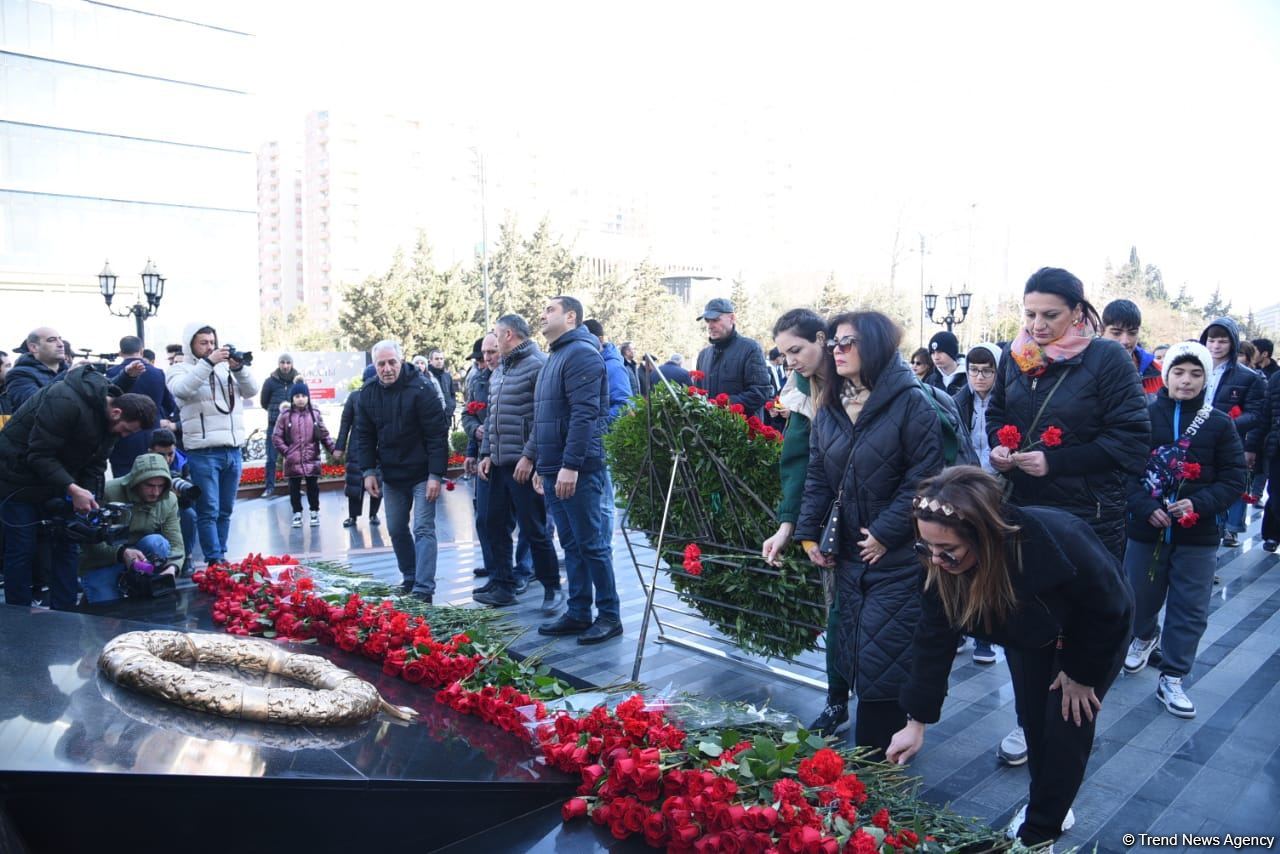 Azerbaijani people honor memory of Khojaly genocide victims (PHOTO)