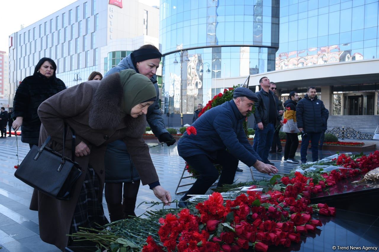 Azerbaijani people honor memory of Khojaly genocide victims (PHOTO)