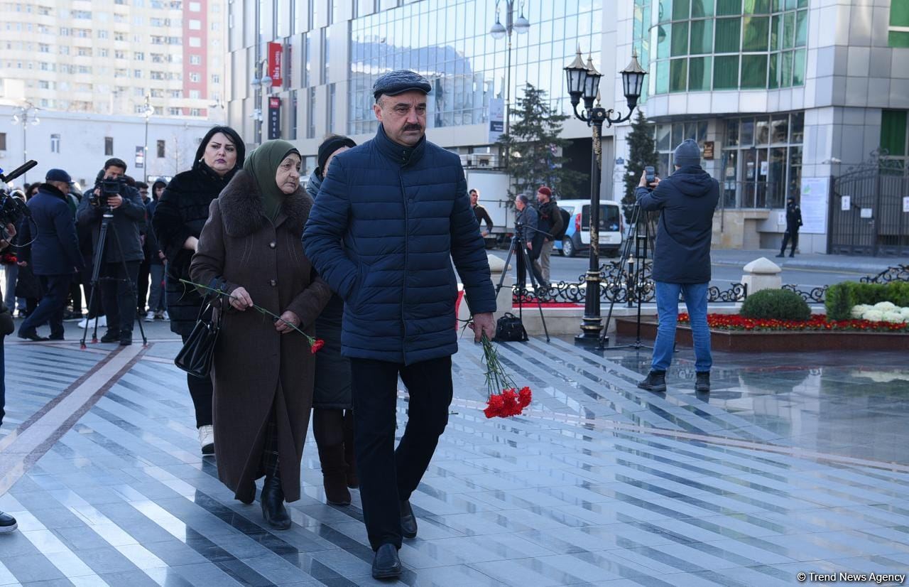 Azerbaijani people honor memory of Khojaly genocide victims (PHOTO)
