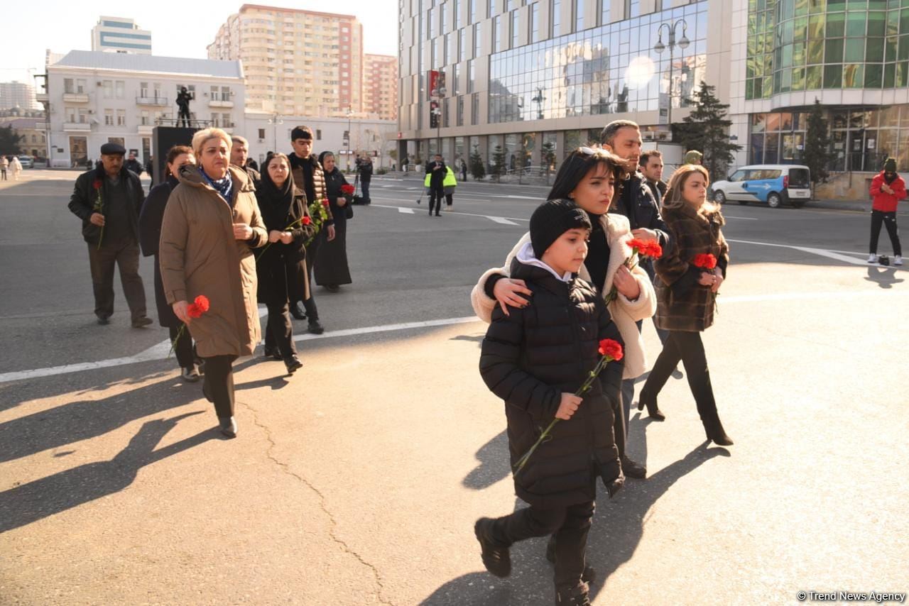 Azerbaijani people honor memory of Khojaly genocide victims (PHOTO)