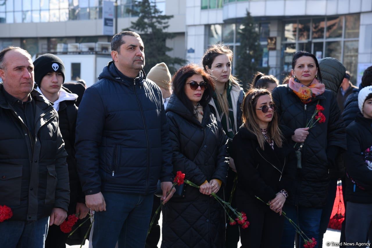 Azerbaijani people honor memory of Khojaly genocide victims (PHOTO)