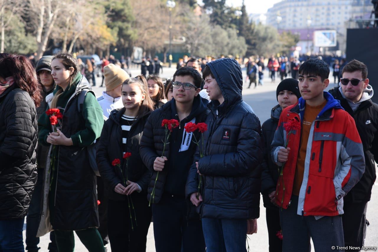 Azerbaijani people honor memory of Khojaly genocide victims (PHOTO)