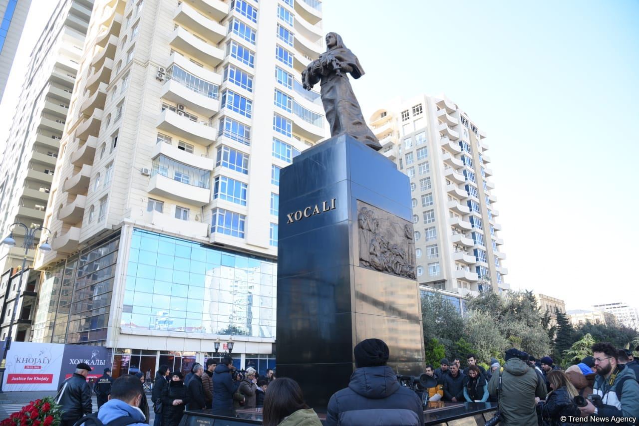 Azerbaijani people honor memory of Khojaly genocide victims (PHOTO)