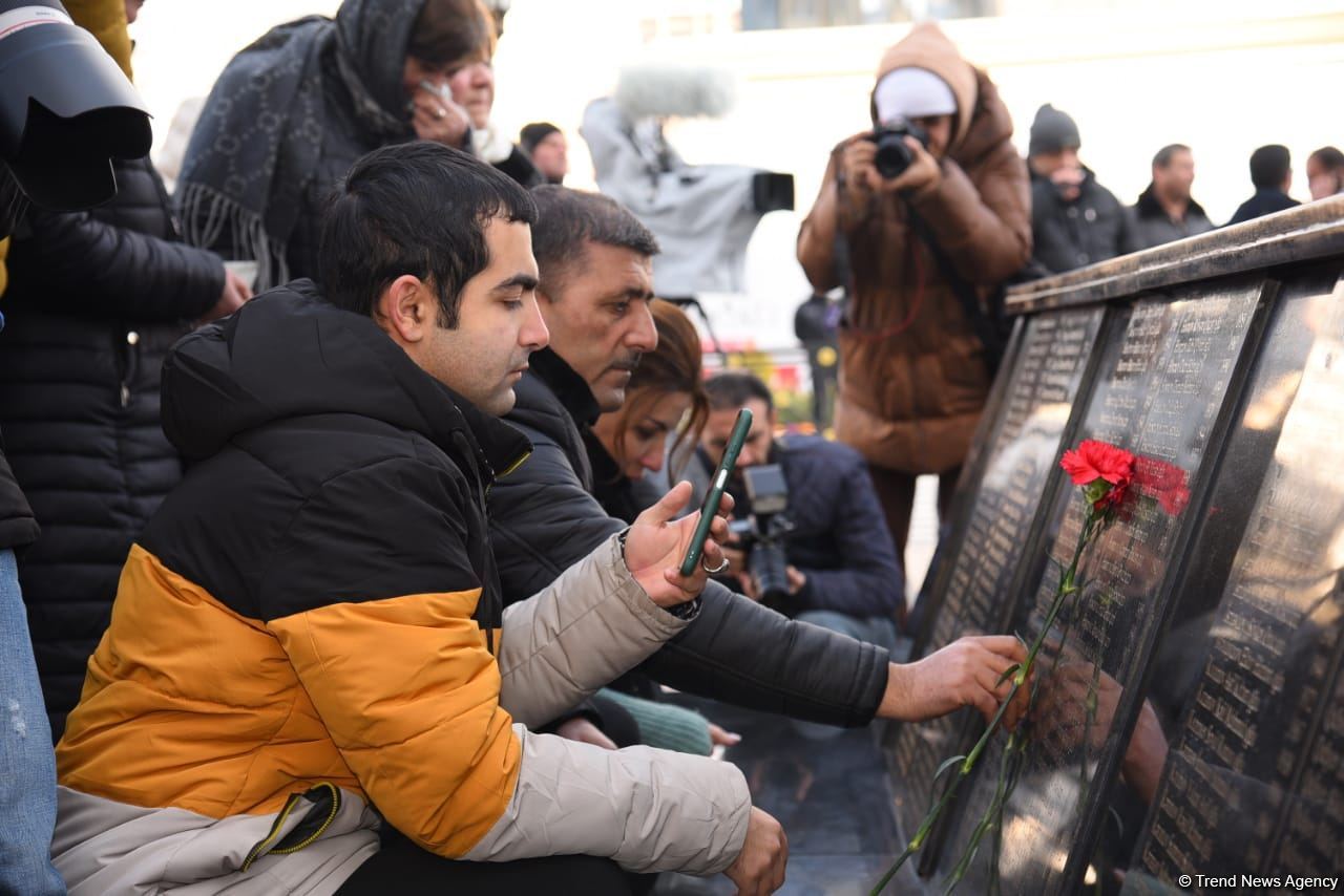 Azerbaijani people honor memory of Khojaly genocide victims (PHOTO)
