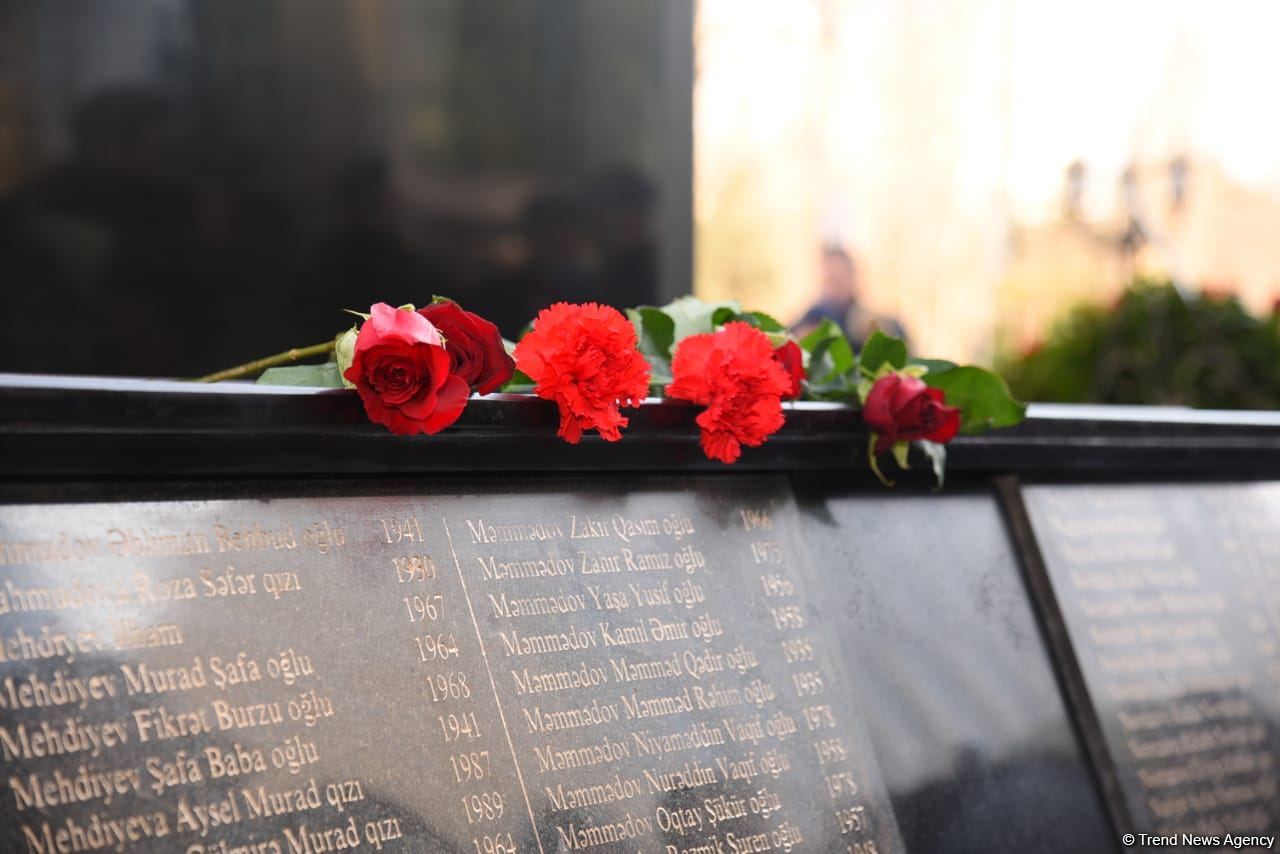 Azerbaijani people honor memory of Khojaly genocide victims (PHOTO)