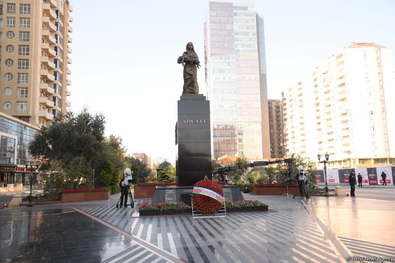 Azerbaijani people honor memory of Khojaly genocide victims (PHOTO)